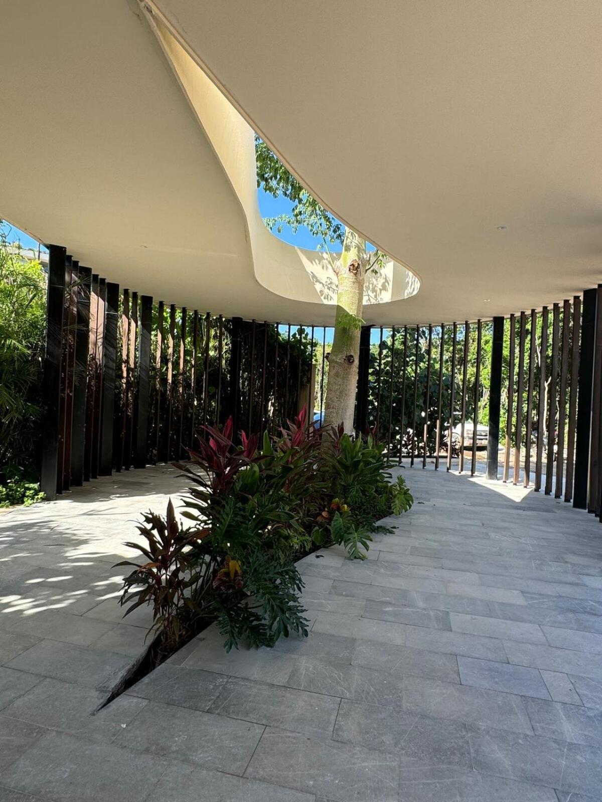 Luxurious Mistiq Gardensii Pool Beachclub